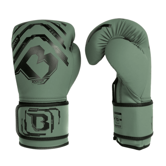 Groene Booster Youth V2 bokshandschoenen, voor- en zijaanzicht, waarin beide handschoenen zichtbaar zijn, inclusief het prominente B-logo in zwart op de voorkant.