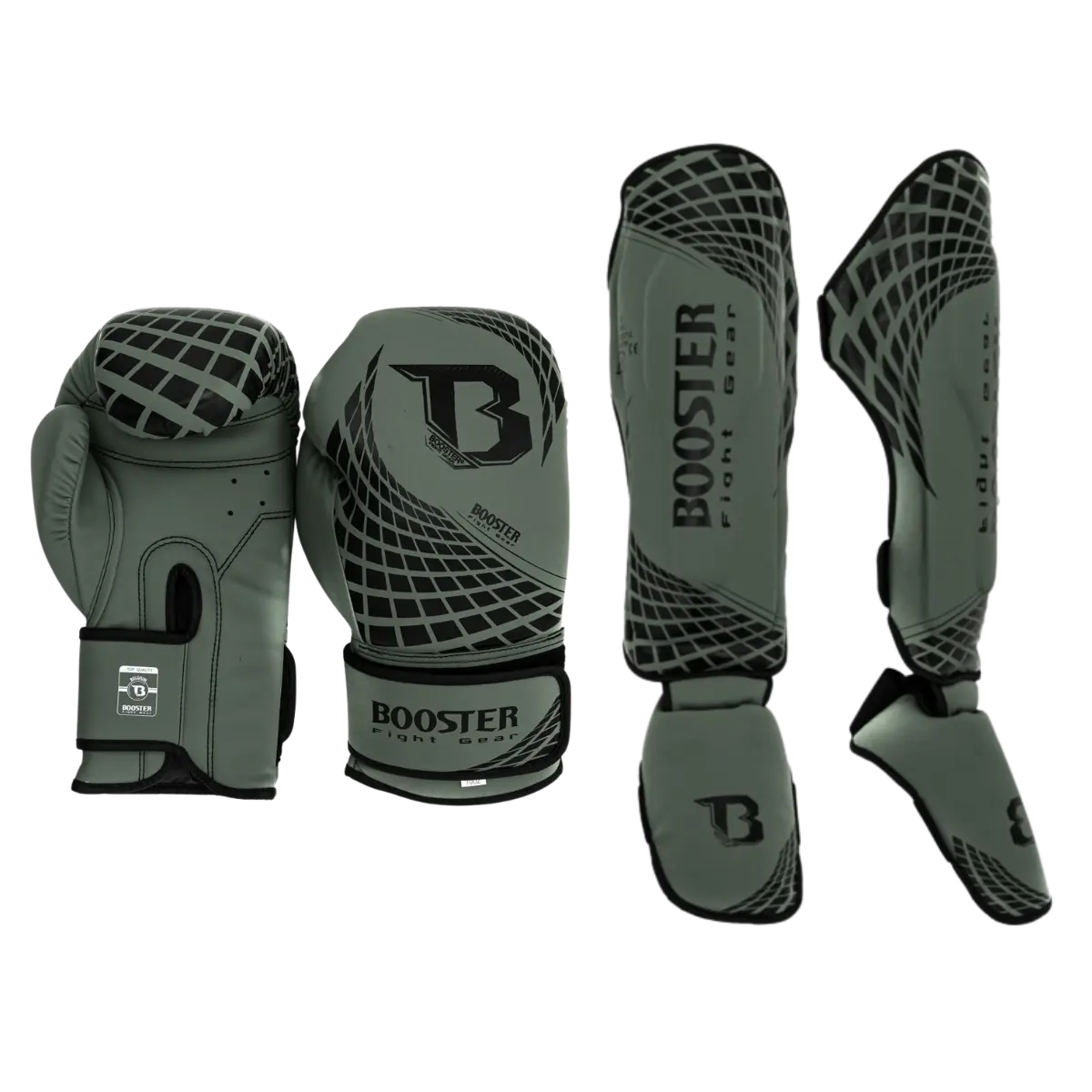 Groene Booster Cube vechtsportset met bokshandschoenen en scheenbeschermers, voorzien van zwart rasterpatroon en duidelijk zichtbaar Booster-logo.
