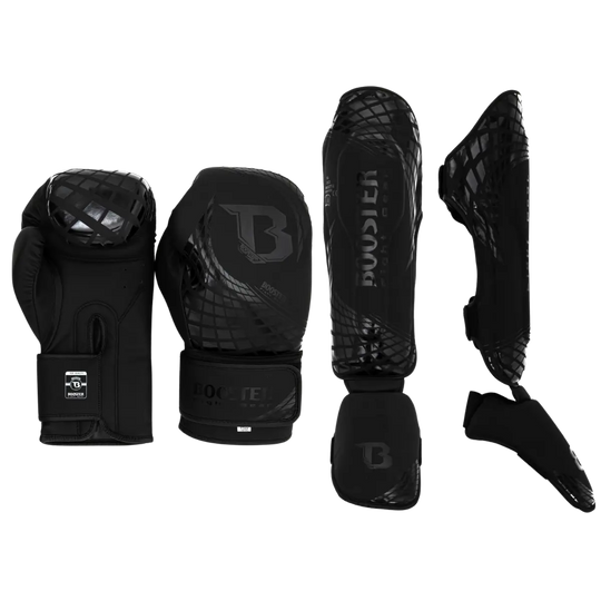 Zwart Booster Cube vechtsportset bestaande uit bokshandschoenen en scheenbeschermers, met een glanzend zwart patroon en logo-afwerking.