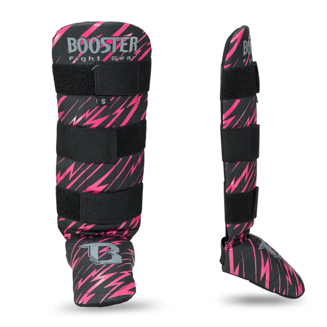 Set scheenbeschermers van Booster Fight Gear met roze bliksemdesign, stevige klittenbandsluitingen en geïntegreerde voetbeschermer in voor- en zijaanzicht.









