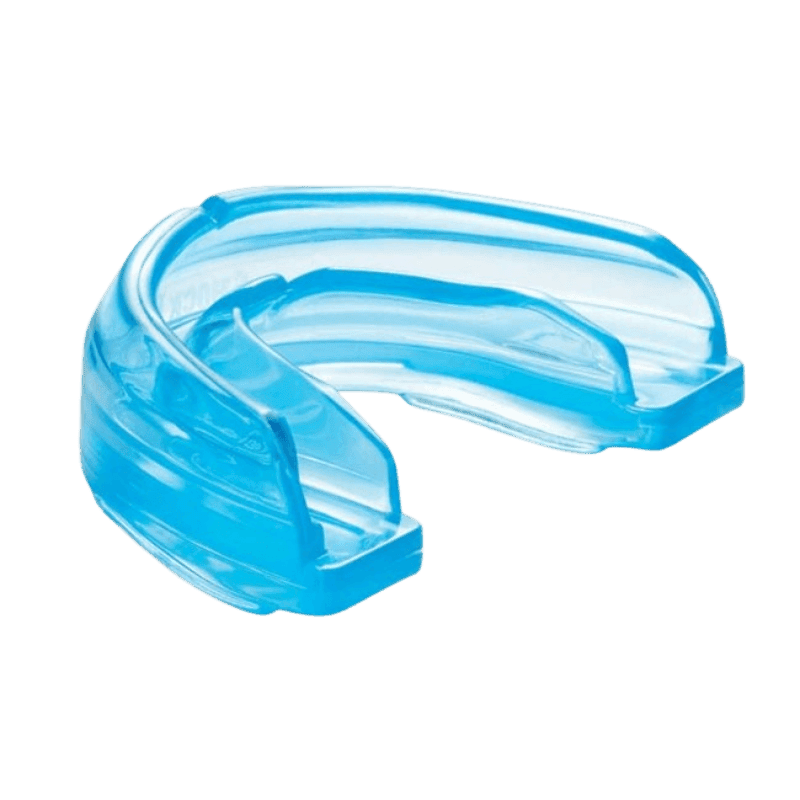 Een transparant blauwe Shock Doctor mondbeschermer gemaakt van medische siliconen, met geïntegreerde ademhalingskanalen voor comfort.