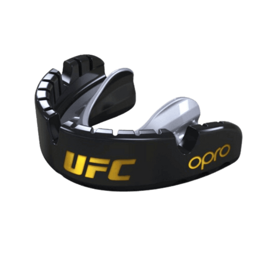 Een zwarte Opro UFC mondbeschermer met gouden accenten, voorzien van gepatenteerde vinnen voor een optimale pasvorm.