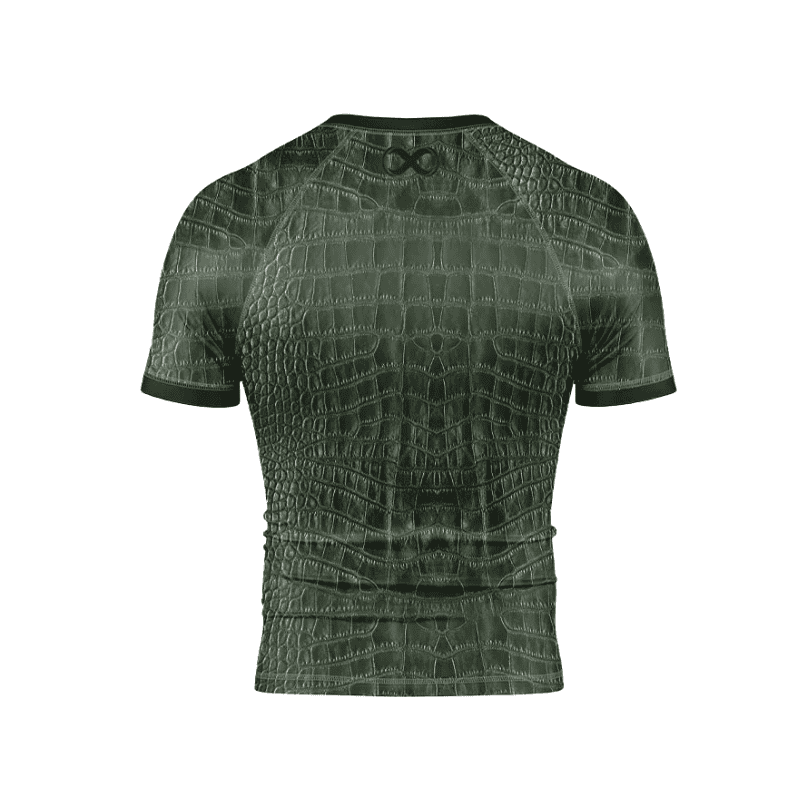 Groene rashguard met krokodillenpatroon, achterkant. Het shirt heeft een symmetrisch krokodillenontwerp en een klein zwart logo bovenaan.