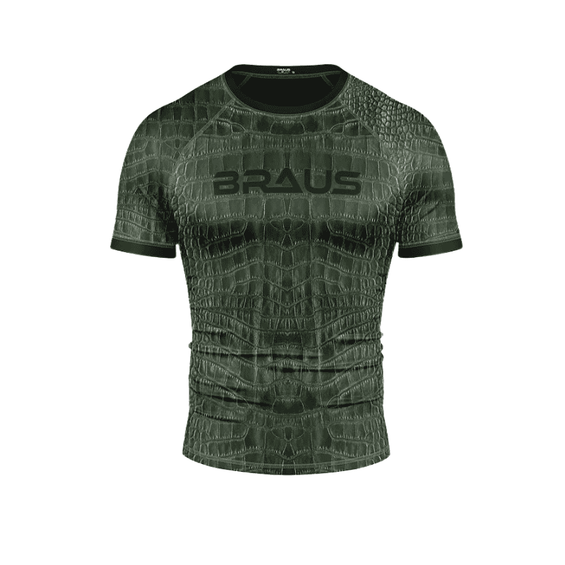 Groene rashguard met krokodillenpatroon, voorkant. Het shirt heeft het "BRAUS" logo in zwart op de borst en een textuur die lijkt op krokodillenhuid.