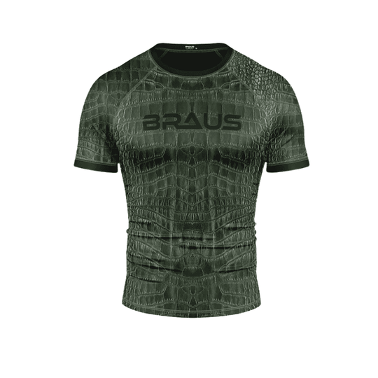 Groene rashguard met krokodillenpatroon, voorkant. Het shirt heeft het "BRAUS" logo in zwart op de borst en een textuur die lijkt op krokodillenhuid.