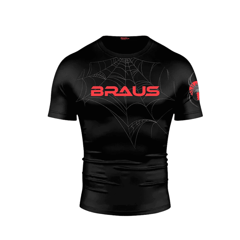 Zwarte rashguard met een spinnenwebdesign en het "BRAUS" logo in rood op de borst. Een rode spin-afbeelding is zichtbaar op de mouw.