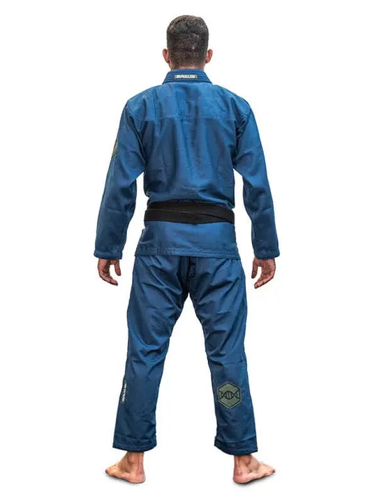 Man in blauwe BJJ-gi met zwarte band, van achteren gefotografeerd, staand op een witte achtergrond.