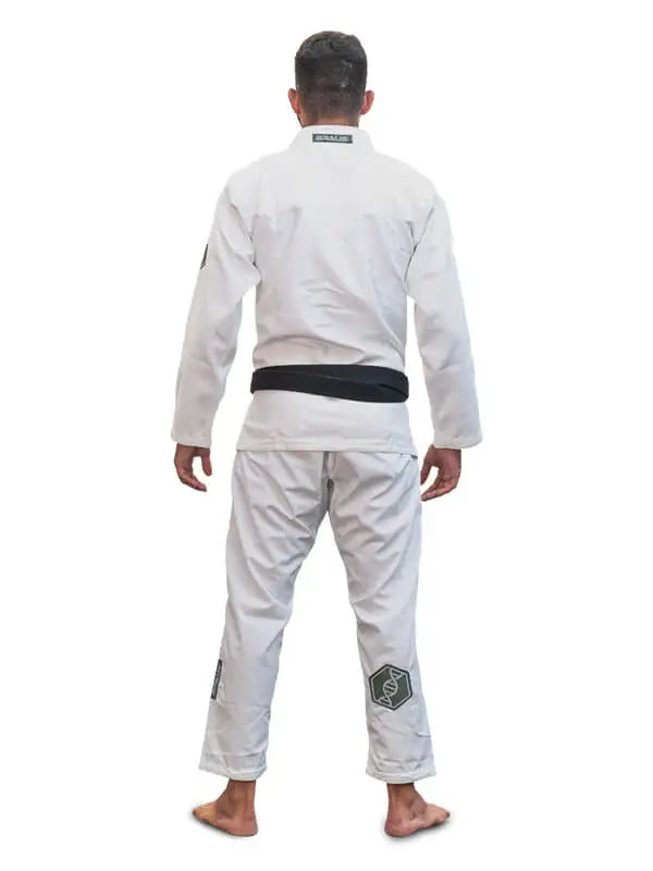 Achteraanzicht van man in witte BJJ-gi met zwarte band, staand op blote voeten.