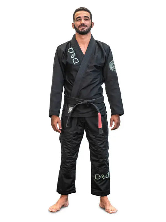 Man draagt complete zwarte Braus BJJ gi met zwarte band, staand vooraanzicht.
