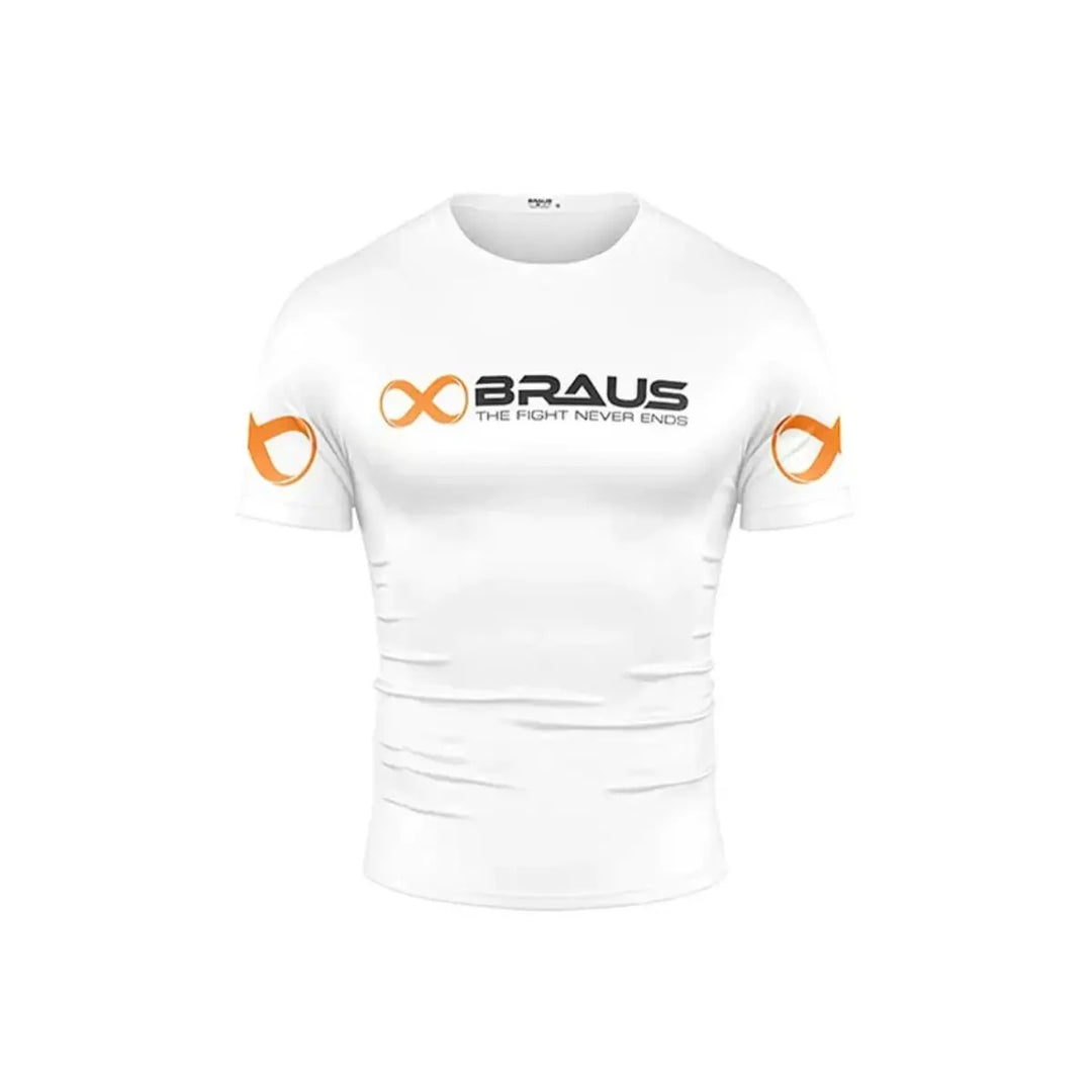 Braus rashguard met korte mouwen in wit, voorzien van zwart-oranje Braus-logo en slogan “The Fight Never Ends” op de borst en oranje logo’s op beide mouwen.