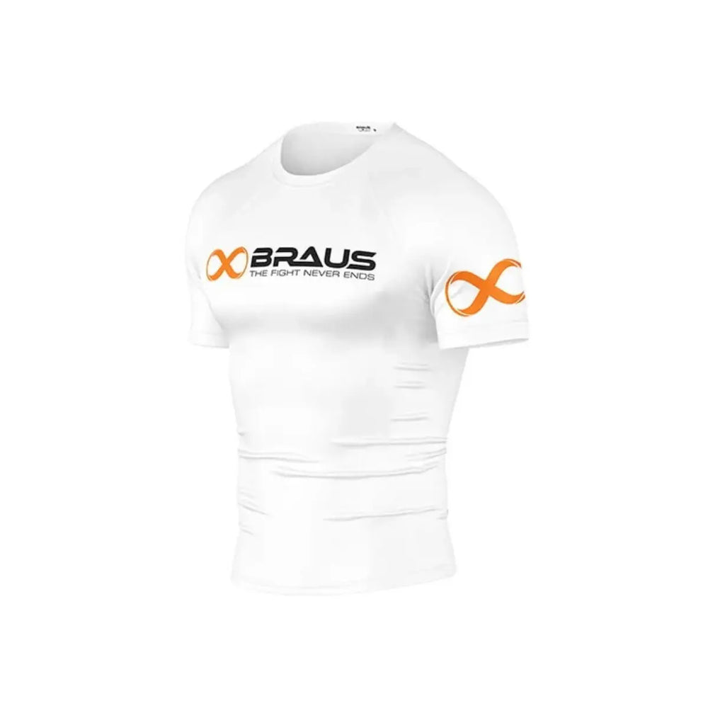 Witte Braus rashguard met korte mouwen, zwart logo en oranje details, geschikt voor kickboksen en boksen.