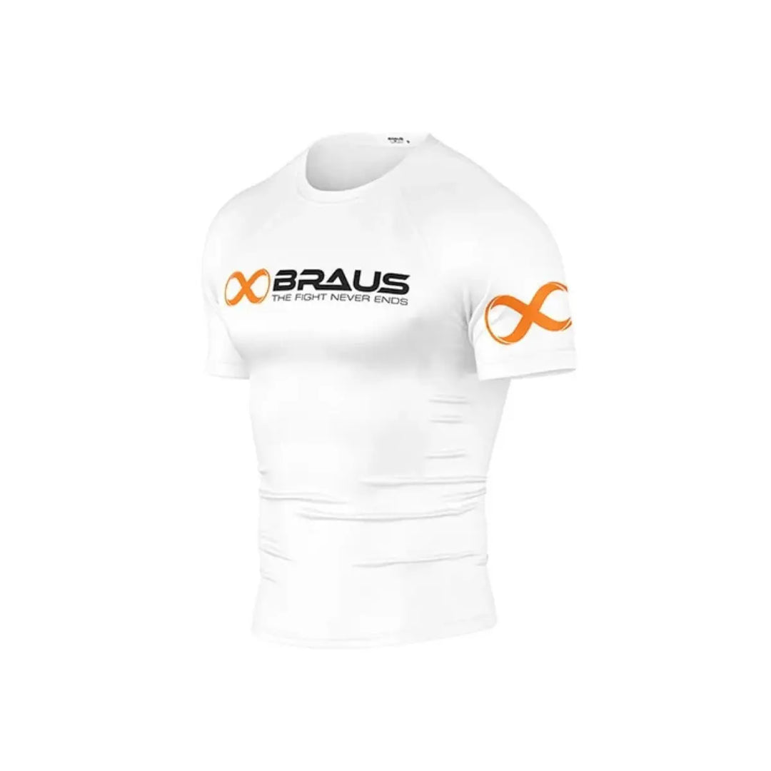 Witte Braus rashguard met korte mouwen, zwart logo en oranje details, geschikt voor kickboksen en boksen.