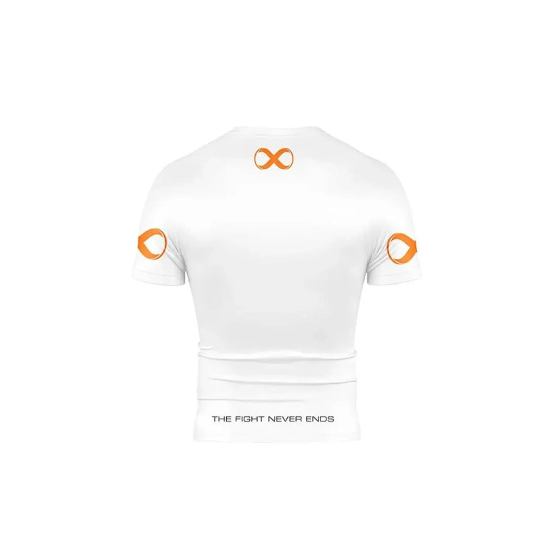Achteraanzicht van witte Braus rashguard met korte mouwen, oranje logo’s en tekst "The Fight Never Ends