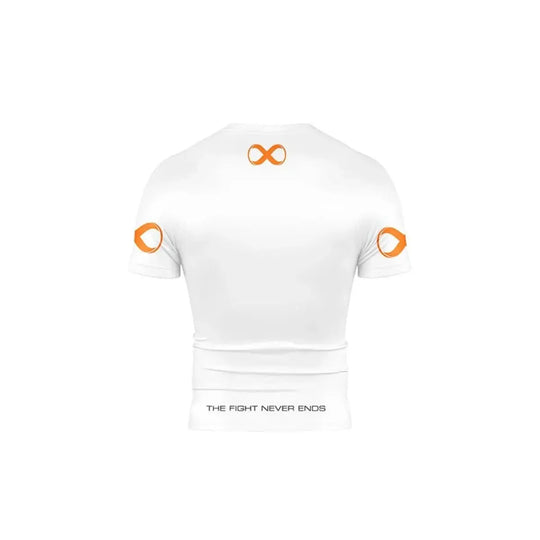 Achteraanzicht van witte Braus rashguard met korte mouwen, oranje logo’s en tekst "The Fight Never Ends