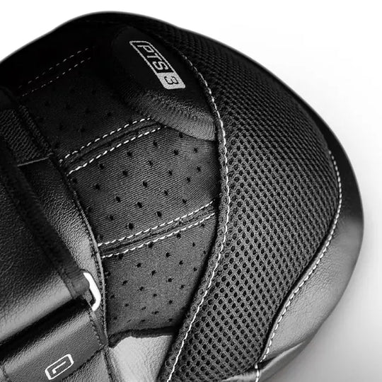 Close-up van een zwarte Hayabusa bokspad met ademend mesh-materiaal, geperforeerd leer voor ventilatie, stevige witte stiknaden en het PTS 3-logo voor extra demping en duurzaamheid.
