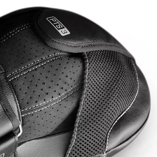 Close-up van zwarte Hayabusa bokspad met mesh ventilatie, witte stiksels en label PTS 3.