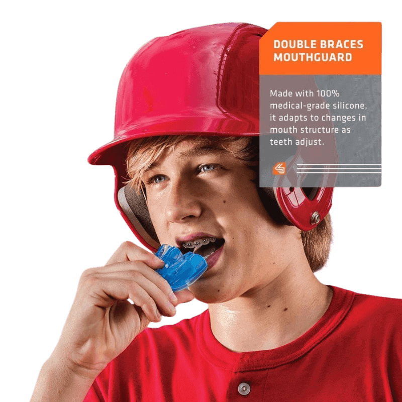 Jongen die een blauwe Shock Doctor beugelbeschermer draagt, die is gemaakt van medische silicone.