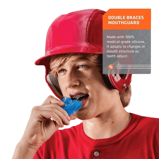 Jongen die een blauwe Shock Doctor beugelbeschermer draagt, die is gemaakt van medische silicone.