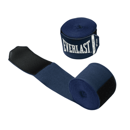 Een gedeeltelijk uitgerolde blauwe Everlast Elite bandage met zwarte klittenbandsluiting, naast een volledig opgerolde bandage.