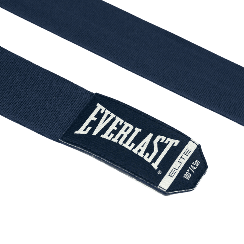 Close-up van het uiteinde van een blauwe Everlast Elite bandage met wit logo en de tekst '180"/4.5m' zichtbaar op de klittenbandsluiting.