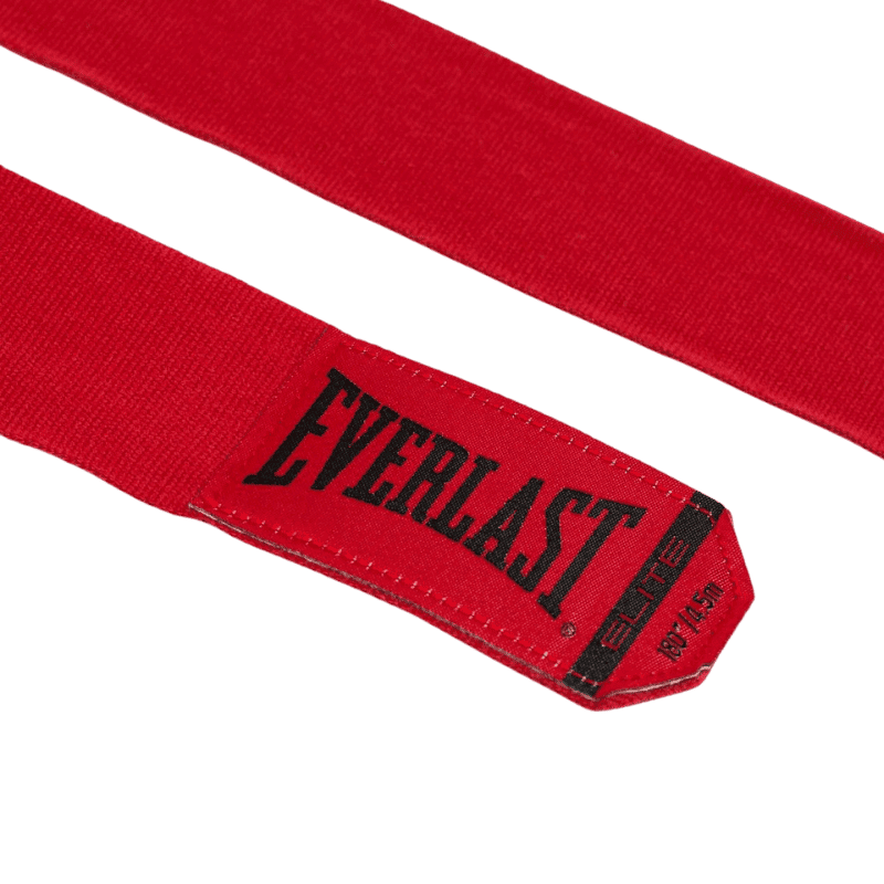 Close-up van het uiteinde van een rode Everlast Elite bandage met zwart logo en de tekst '180"/4.5m' zichtbaar op de klittenbandsluiting.