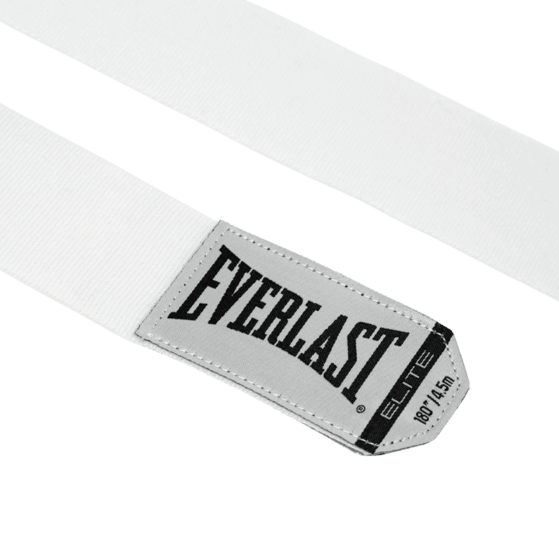 Close-up van een witte Everlast Elite bandage met een grijs en zwart logo aan het uiteinde. De bandage is volledig uitgerold en het Everlast-logo is goed zichtbaar.
