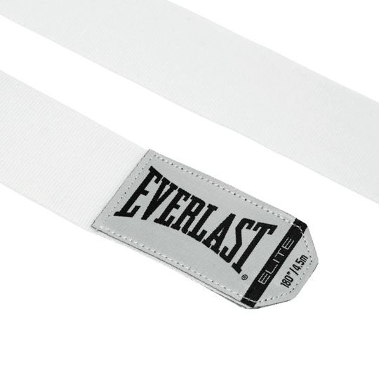 Close-up van een witte Everlast Elite bandage met een grijs en zwart logo aan het uiteinde. De bandage is volledig uitgerold en het Everlast-logo is goed zichtbaar.