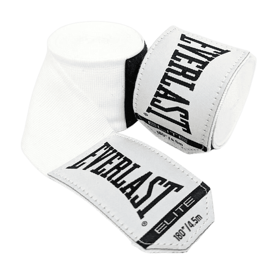 Twee witte Everlast Elite bandages, waarbij één gedeeltelijk is uitgerold. Het logo van Everlast is zichtbaar op beide bandages.
