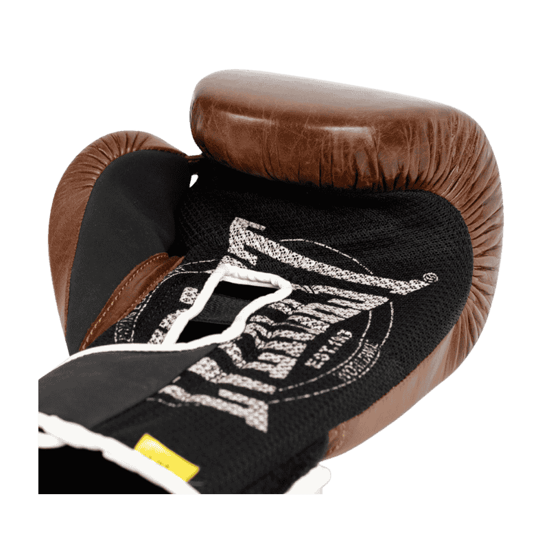 Close-up afbeelding van een bruine Everlast 1910 Classic Training bokshandschoen, gericht op de palmzijde. De binnenkant toont een zwart-wit Everlast-logo op het ademende mesh-materiaal, wat zorgt voor ventilatie