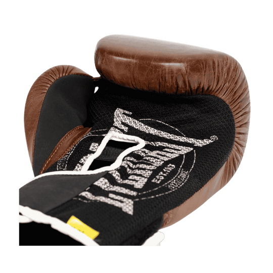 Close-up afbeelding van een bruine Everlast 1910 Classic Training bokshandschoen, gericht op de palmzijde. De binnenkant toont een zwart-wit Everlast-logo op het ademende mesh-materiaal, wat zorgt voor ventilatie