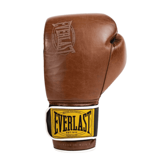 Afbeelding van een bruine Everlast 1910 Classic Training bokshandschoen, gezien van de zijkant. De handschoen heeft een klassieke leren buitenkant met een subtiel gestanst Everlast-logo. De zwarte polsband is voorzien van het iconische gele Everlast-logo met witte randafwerking, wat een vintage uitstraling geeft. Het ontwerp straalt authenticiteit en duurzaamheid uit, ideaal voor training en sparren.