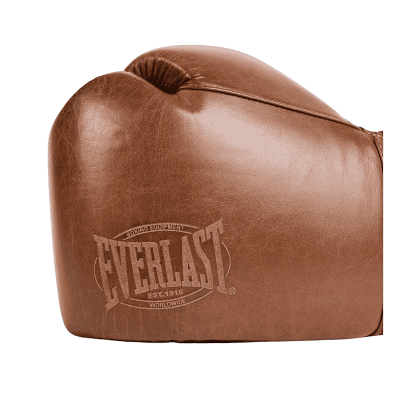 Close-up afbeelding van de knokkels van een bruine Everlast 1910 Classic Training bokshandschoen. Het oppervlak is gemaakt van glad leer met het Everlast-logo subtiel ingebed in dezelfde kleur, wat de vintage uitstraling van de handschoen benadrukt. Het logo bevat de tekst 'Boxing Equipment Est. 1910 Worldwide' en geeft de handschoen een authentieke, klassieke stijl.