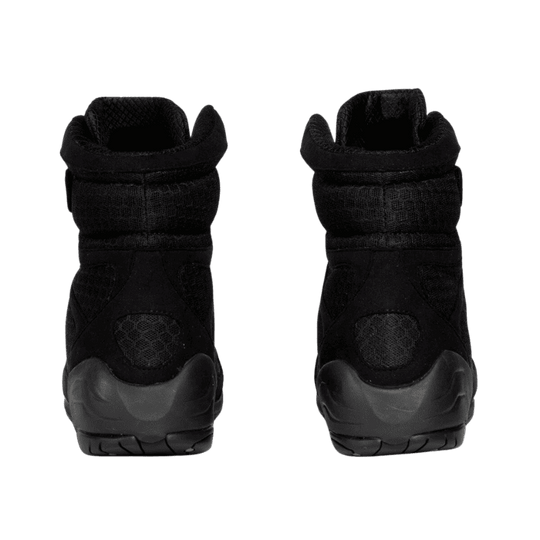 De achterkant van een paar zwarte Everlast Elite 2 boksschoenen, met een stevig en ondersteunend ontwerp dat zorgt voor stabiliteit tijdens het trainen.