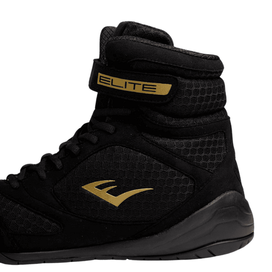 Zijkant van een zwarte Everlast Elite 2 boksschoen met goudkleurige accenten, waaronder het Everlast-logo en een verstelbare enkelband met 'Elite' erop, voor extra steun.