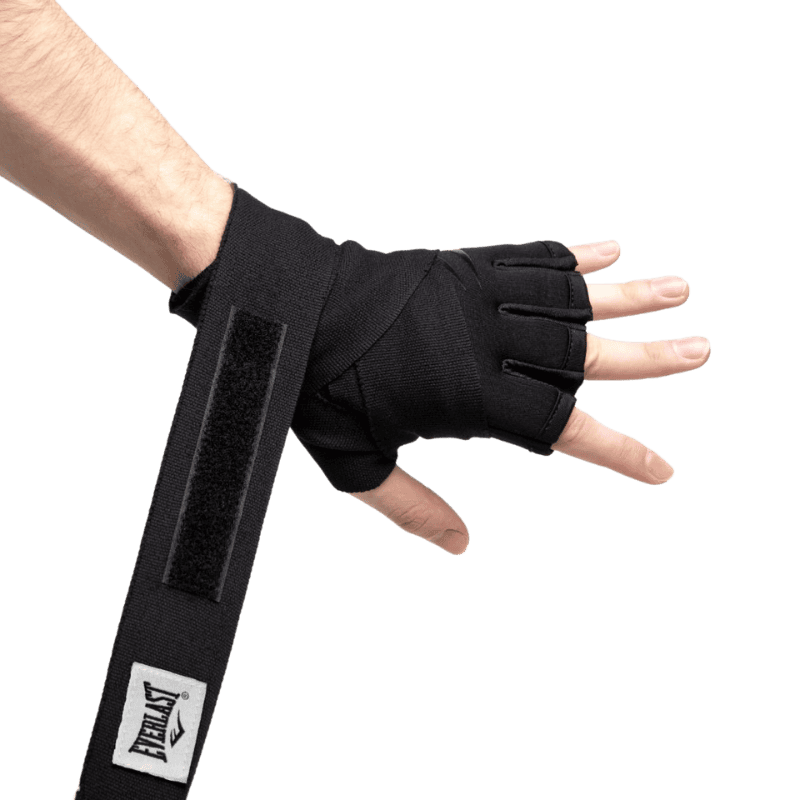Close-up van een hand met een Everlast Fastwraps Evergel zwarte bandage, waarbij de duim en vingers gespreid zijn. De bandage is gedeeltelijk om de pols gewikkeld en de klittenbandsluiting is zichtbaar