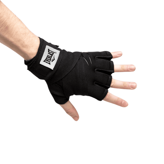 Bovenaanzicht van een hand met een Everlast Fastwraps Evergel zwarte bandage. De bandage is stevig rond de pols vastgemaakt, alle knokkels zijn bedekt en de vingers zijn gespreid.