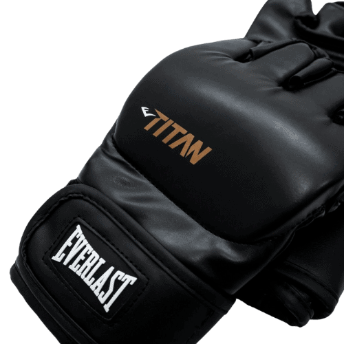 Close-up van de bovenkant van de Everlast MMA handschoen Titan Zwart, met het Titan-logo duidelijk zichtbaar.