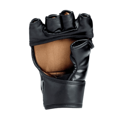 De palmzijde van de Everlast MMA handschoen Titan Zwart, met open vingertoppen voor flexibiliteit en grip.