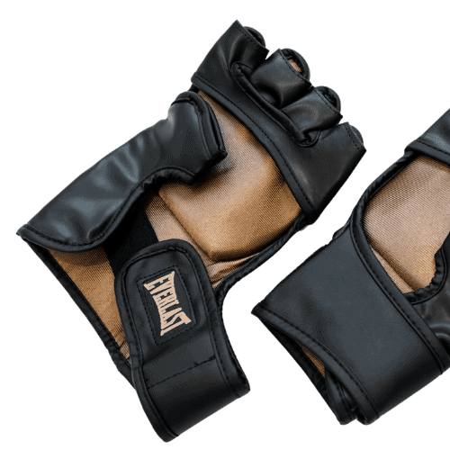 Een paar Everlast MMA handschoenen Titan Zwart, met zichtbare polsbanden en duurzame materialen.
