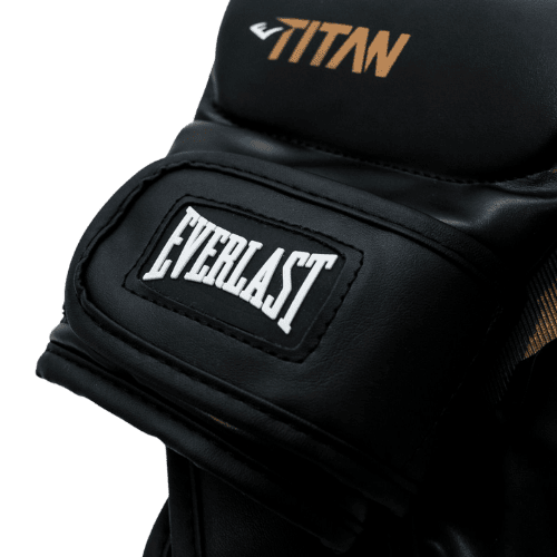 Gedetailleerde weergave van de Everlast-logo op de polsband van een MMA handschoen.