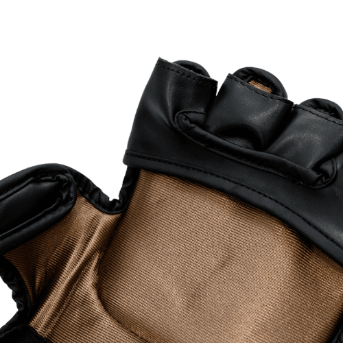 Close-up van de binnenkant van een Everlast MMA handschoen Titan Zwart, met een stevige bekleding voor comfort en bescherming.