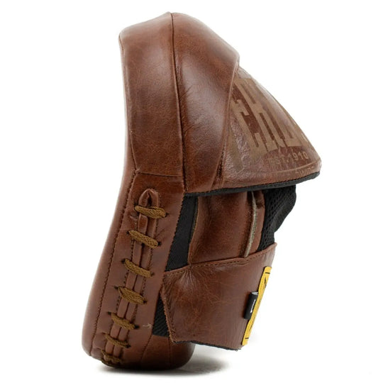 Zijaanzicht van de Everlast 1910 focus mitt in bruin leer, met veterafwerking aan de zijkant en zwarte mesh inzet bij de handopening