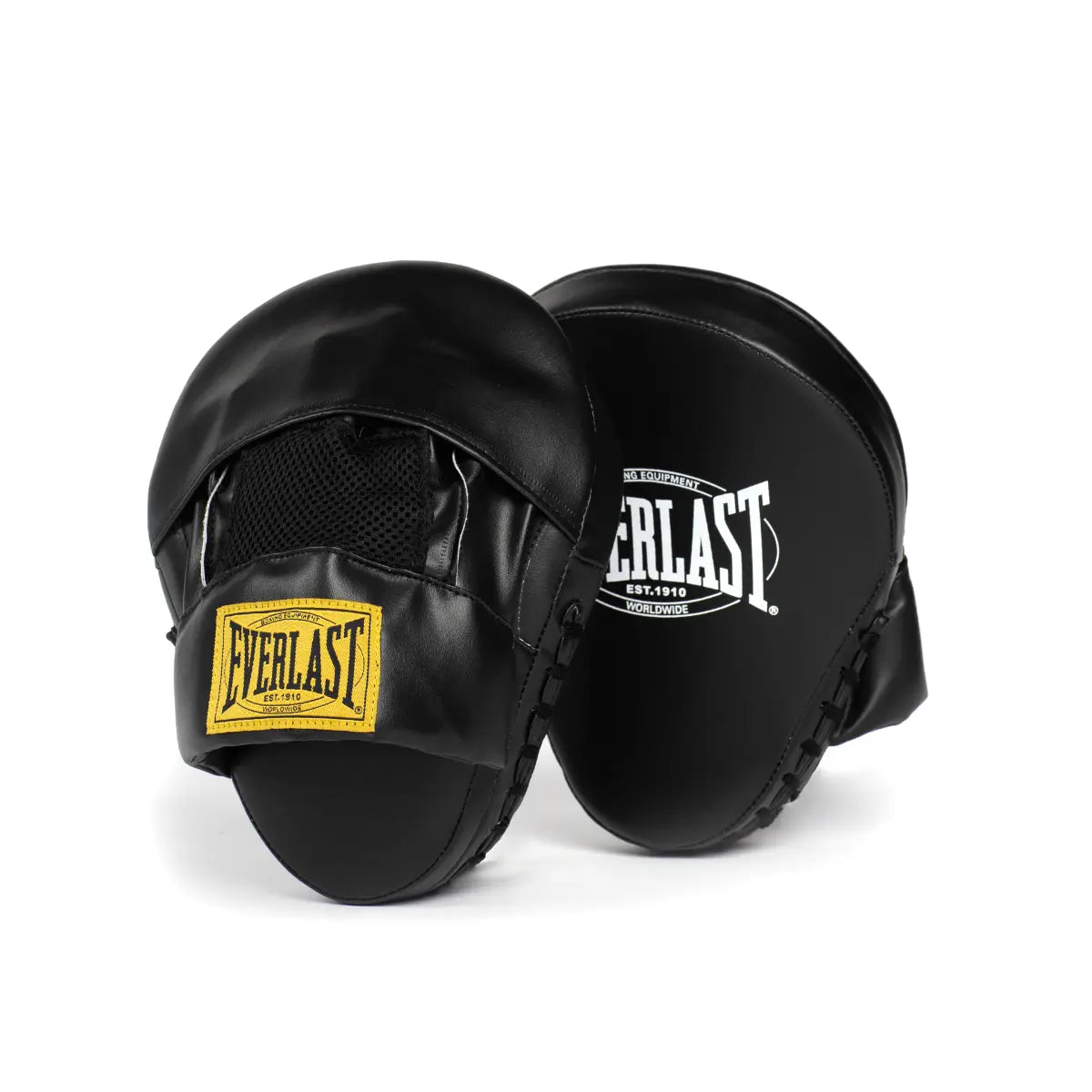 Set zwarte Everlast 1910 focus mitts, met geel Everlast-logo op de handzijde en wit logo op de slagzijde, liggend tegen elkaar op een witte achtergrond