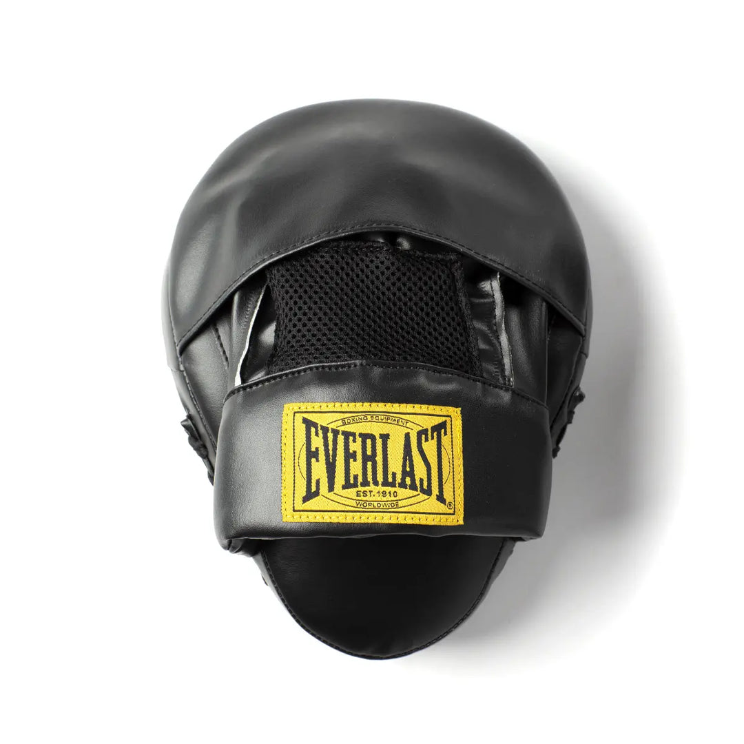Close-up van de handzijde van de zwarte Everlast 1910 focus mitt met geel Everlast-logo en ademend meshpaneel, liggend op een witte achtergrond.