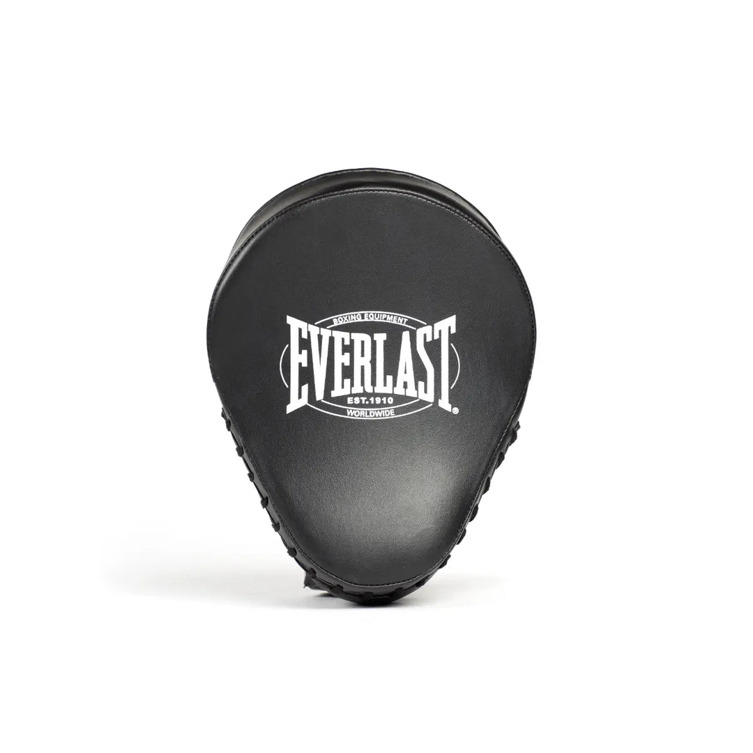 Vooraanzicht van de zwarte Everlast 1910 focus mitt met wit Everlast-logo op de slagzijde, rechtop gepositioneerd tegen een witte achtergrond