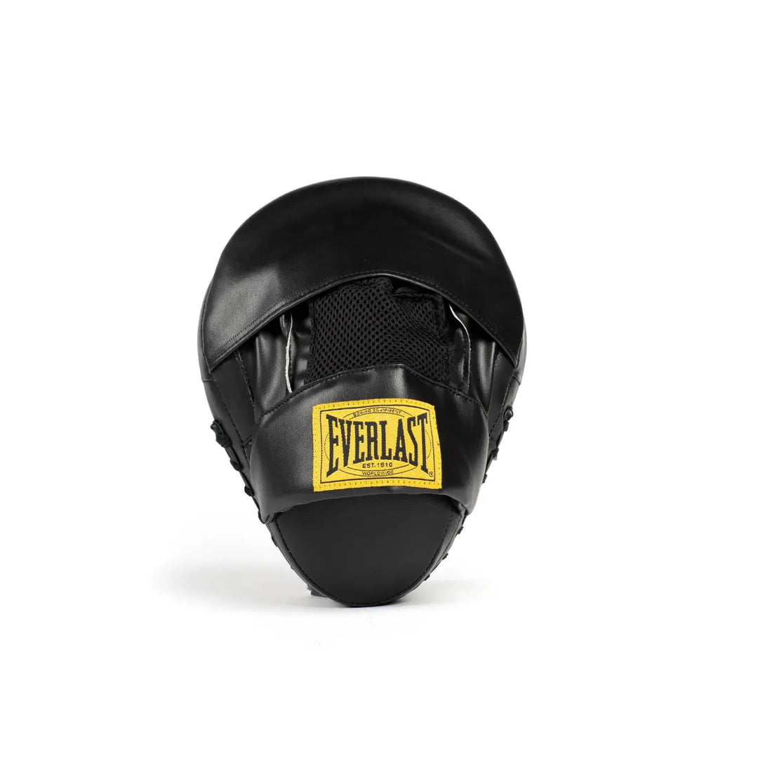Recht van achter gefotografeerde zwarte Everlast 1910 focus mitt met geel Everlast-logo en ventilerend meshpaneel boven de handopening, op een witte achtergrond