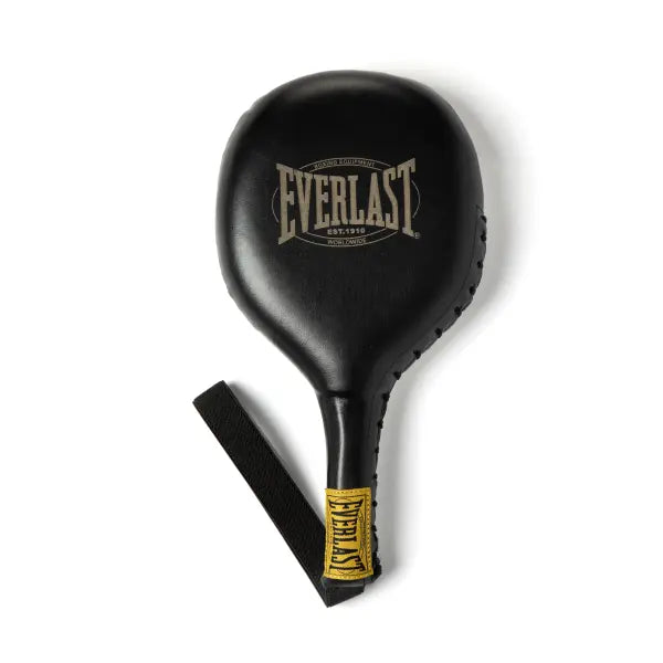 Zwarte Everlast paddle met goudkleurig logo en polsband met geel label, gebruikt voor bokstraining en precisie-oefeningen.