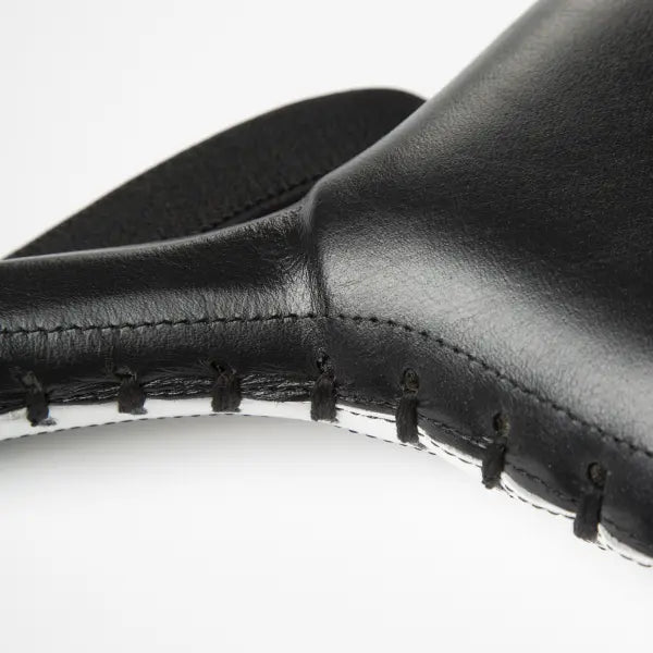 Close-up van de zwarte Everlast paddle met zichtbaar stiksel langs de rand en glad leren oppervlak voor stevigheid en duurzaamheid.