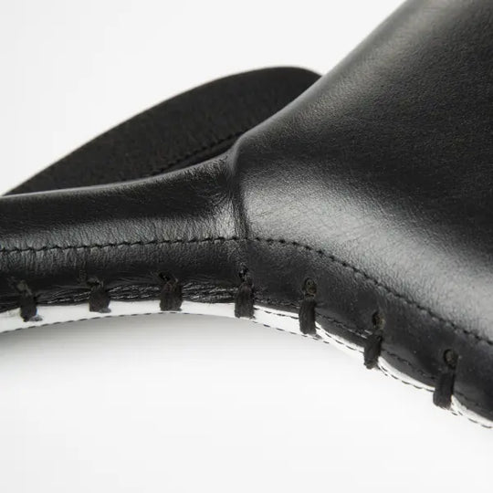 Close-up van de zwarte Everlast paddle met zichtbaar stiksel langs de rand en glad leren oppervlak voor stevigheid en duurzaamheid.