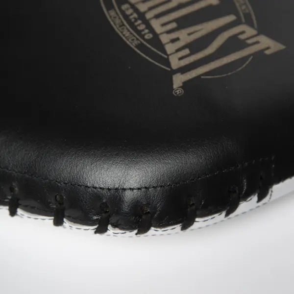 Close-up van de Everlast paddle met goudkleurig logo en zwarte stiksels langs de rand op een wit ondervlak.
